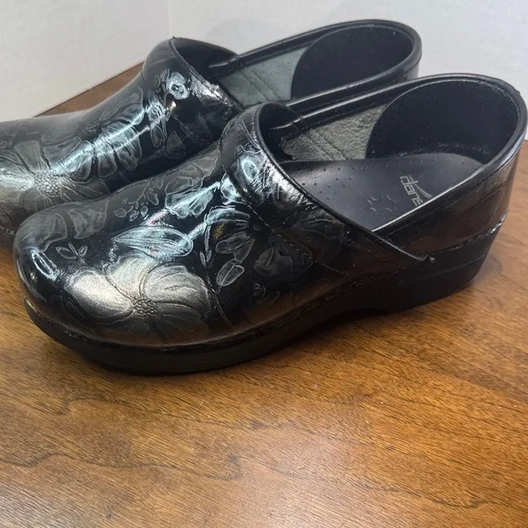 Dansko Tooled Shiny Black Leather Floral Clogs Slip-on Shoes, sz 39, 8-8.5 - Picture 1 of 16